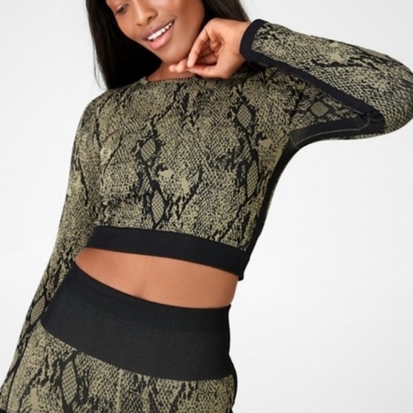 NWT Fabletics Kamila Snakeskin Seamless Athletic Top Green Black Size Medium - Picture 1 of 9